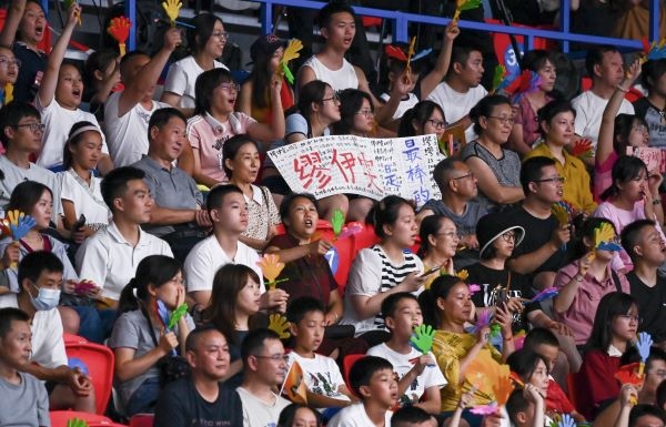 7月31日，觀眾在比賽中為中國(guó)隊(duì)吶喊助威。當(dāng)日，在成都舉行的第31屆世界大學(xué)生運(yùn)動(dòng)會(huì)排球女子預(yù)賽B組比賽中，中國(guó)隊(duì)以3:0戰(zhàn)勝阿根廷隊(duì)。新華社記者 陳澤國(guó) 攝