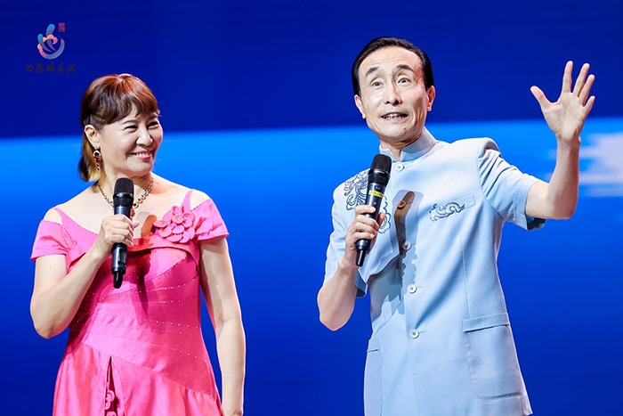 小品表演藝術(shù)家鞏漢林、金珠在演出現(xiàn)場(chǎng)。主辦方供圖