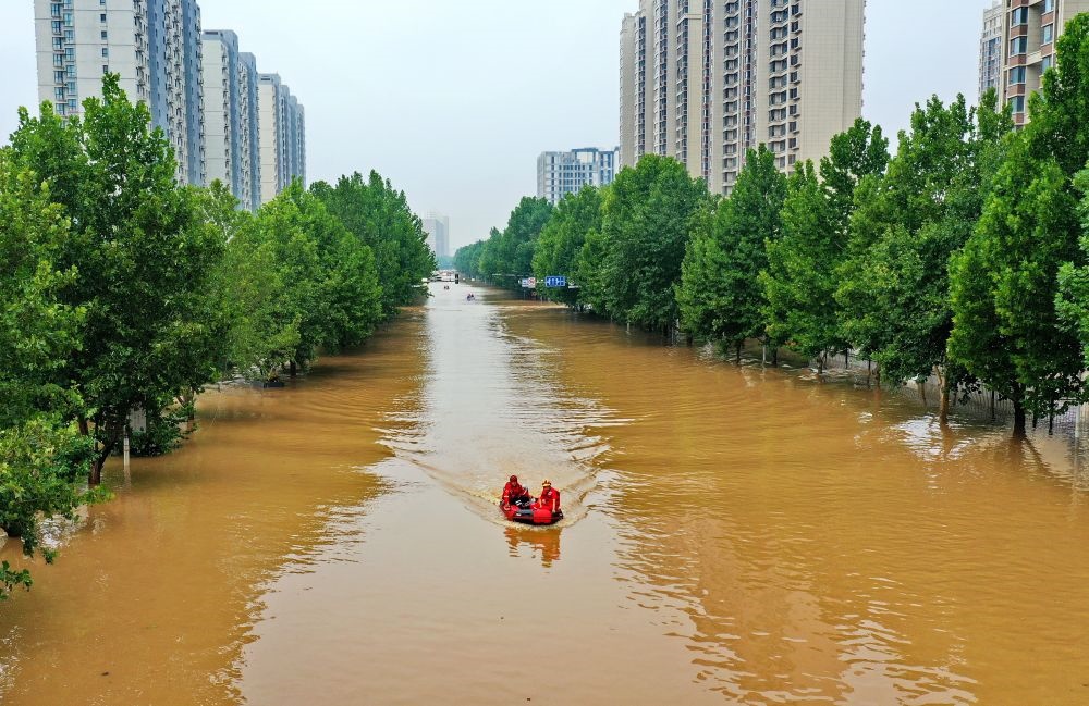 救援人員在河北省涿州市市區(qū)乘坐沖鋒舟前去轉(zhuǎn)移受災(zāi)群眾（8月2日攝，無人機(jī)照片）。新華社記者 牟宇 攝