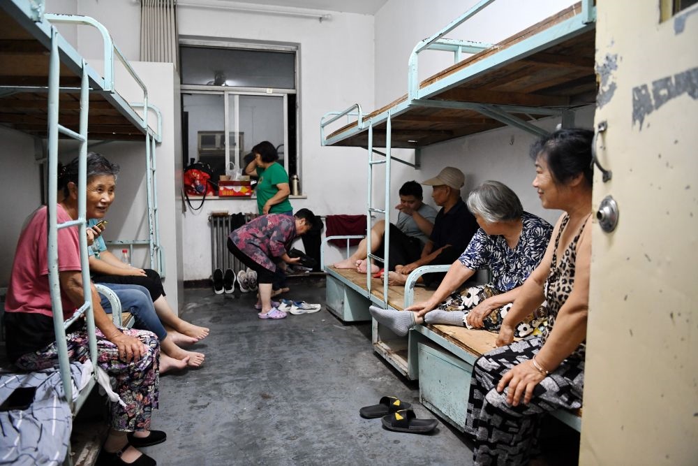 群眾在河北省涿州市職教中心安置點(diǎn)內(nèi)休息（8月1日攝）。新華社記者 牟宇 攝