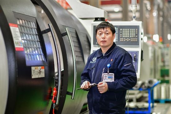 孫明在數(shù)控機床生產車間。航空工業(yè)沈飛供圖