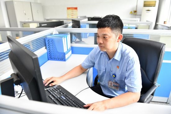 工作中的康凱。航空工業(yè)沈飛供圖