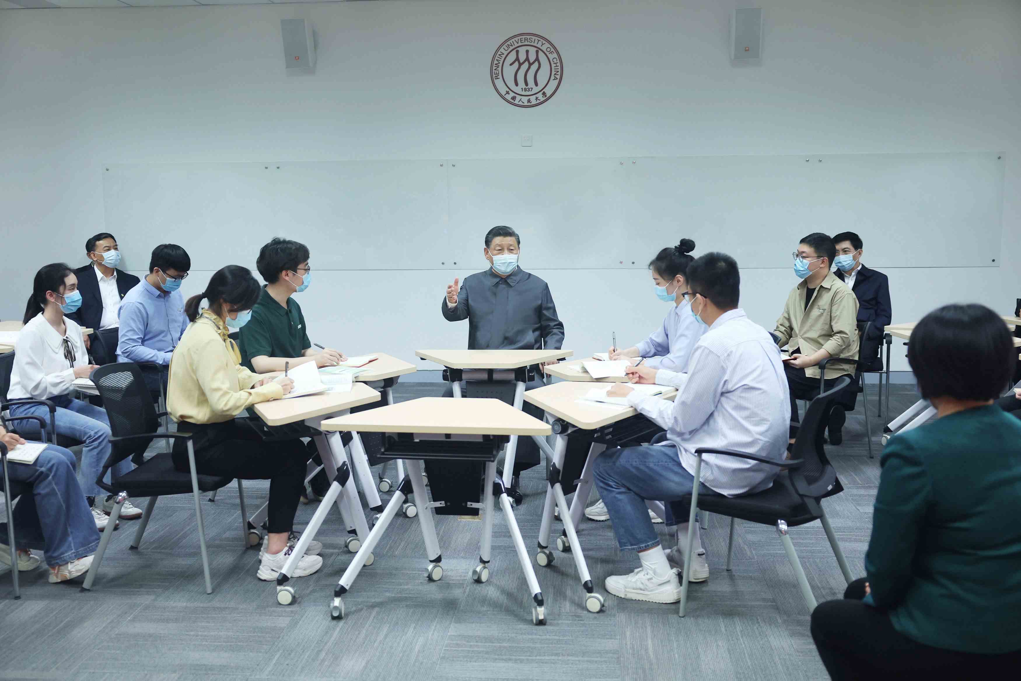 2022年4月25日，習(xí)近平總書記來(lái)到中國(guó)人民大學(xué)考察調(diào)研。這是總書記在立德樓觀摩思政課智慧教室現(xiàn)場(chǎng)教學(xué)并參與討論。