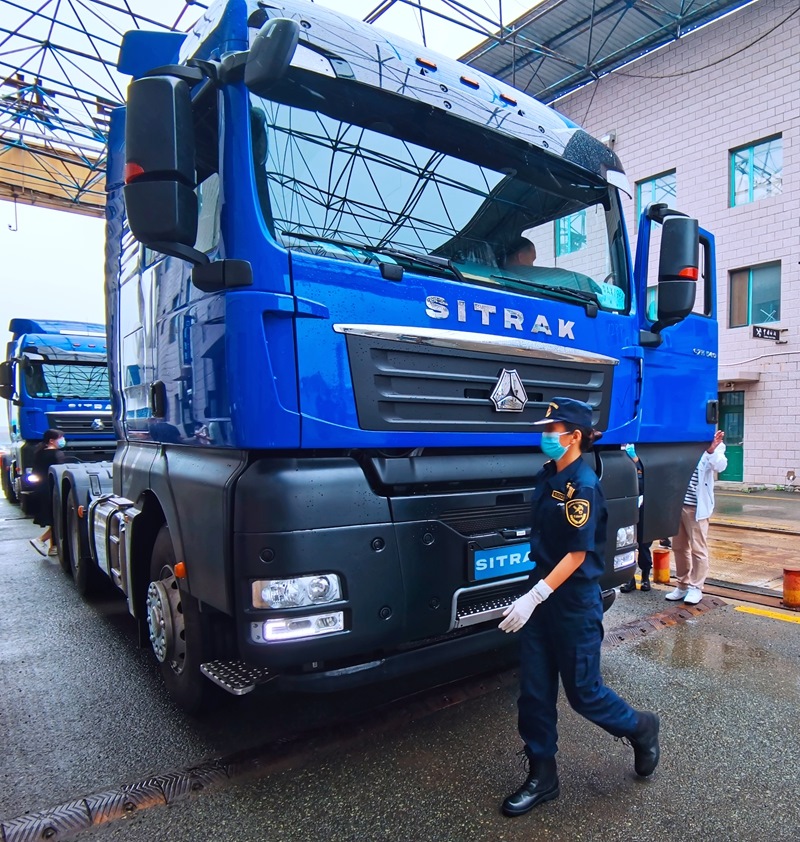 關員正在對出口車輛進行登臨檢查。人民網(wǎng)記者 栗翹楚攝