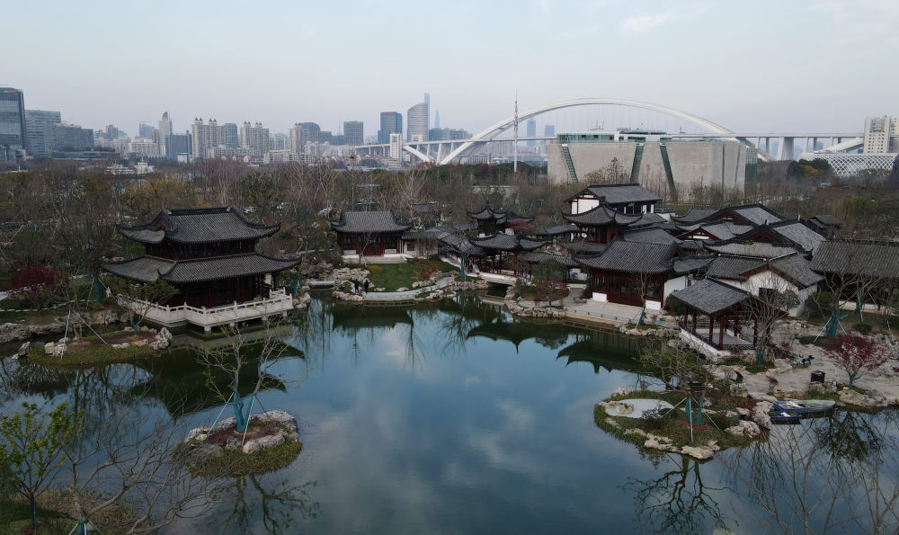 俯瞰位于浦東新區(qū)的上海世博文化公園“申園”中式園林（2021年12月20日攝，無人機照片）。新華社記者 方喆 攝
