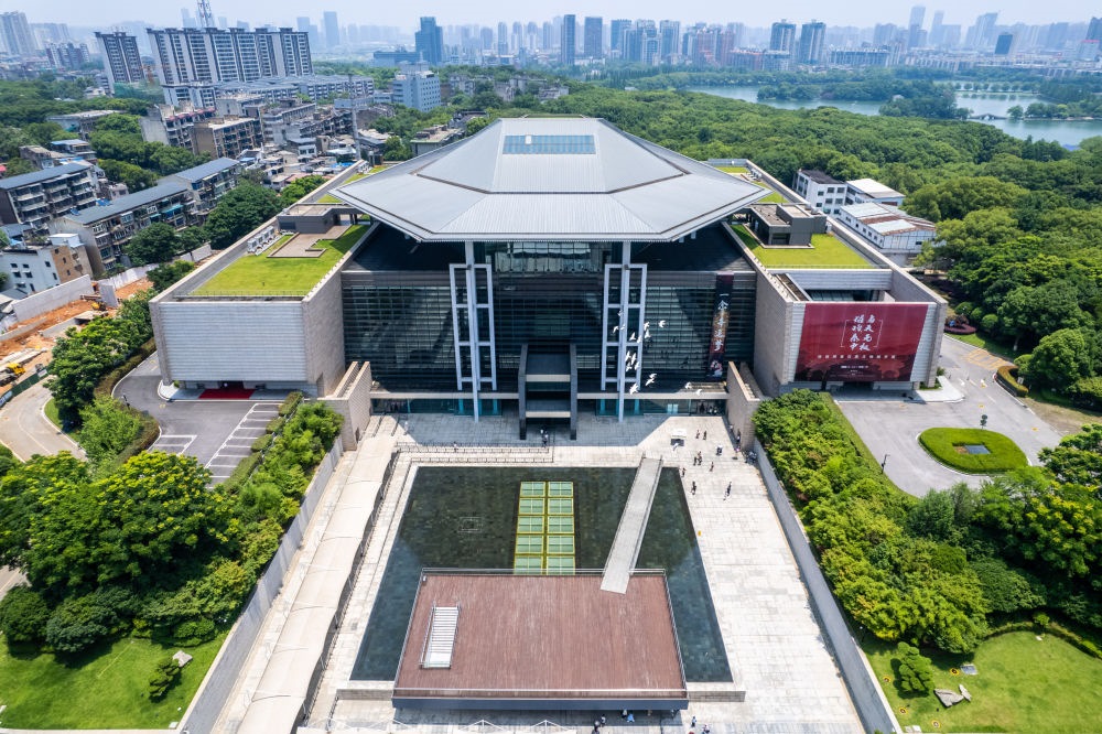 這是在長沙市開福區(qū)拍攝的湖南博物院及周邊景色（無人機(jī)照片，6月7日攝）。新華社記者 陳思汗 攝
