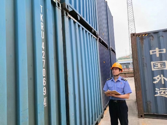 鐵路貨運(yùn)員在檢查集裝箱箱體情況、記錄箱號。中國鐵路廣州局集團(tuán)有限公司供圖