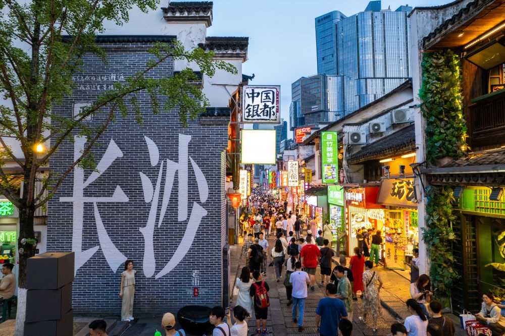 游客在長沙市天心區(qū)太平老街打卡、游玩（無人機(jī)照片，6月7日攝）。新華社記者 陳思汗 攝