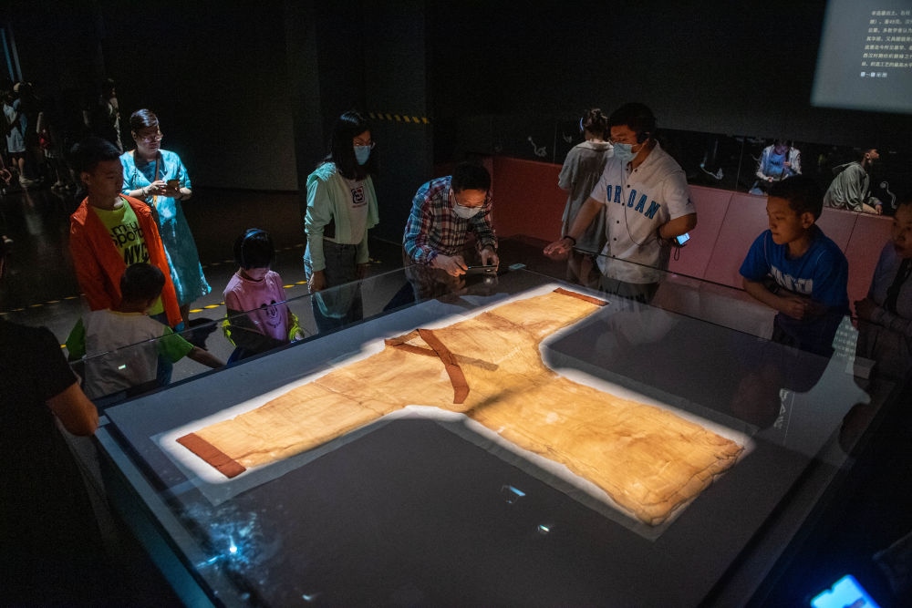 在湖南博物院，游客在參觀馬王堆漢墓出土文物“素紗單衣”（6月7日攝）。新華社記者 陳思汗 攝