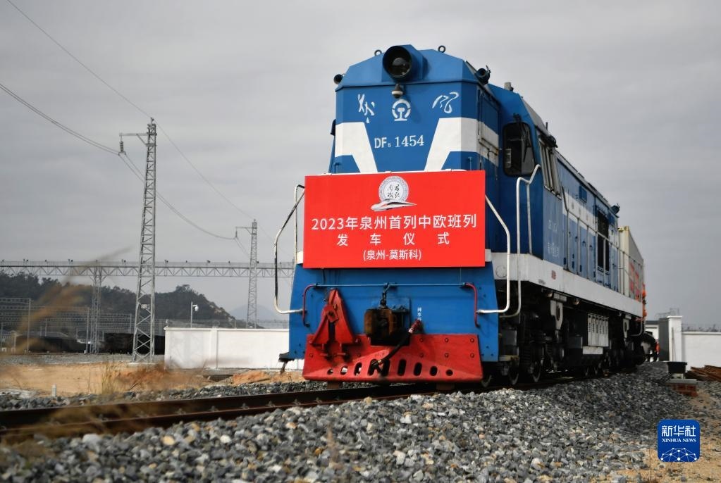 2月3日，中歐班列駛出興泉鐵路黃塘站。當日，滿載著55個集裝箱的中歐班列，從位于福建泉州惠安縣的興泉鐵路黃塘站駛出。這是泉州今年開出的首趟中歐班列，也是興泉鐵路開通后的首趟泉州中歐班列。據(jù)了解，此次班列裝載產(chǎn)品主要來自泉州進出口企業(yè)，貨重601.4噸，貨值約262.5萬美元。新華社記者 魏培全 攝