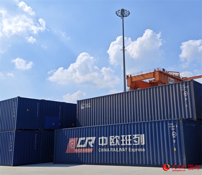8月3日，中歐班列（中豫號）集裝箱在鄭州車站海關等候查驗。人民網 崔譯戈攝