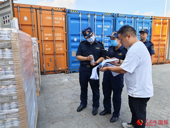 8月3日，鄭州車站海關工作人員在查驗報關貨物。人民網 崔譯戈攝