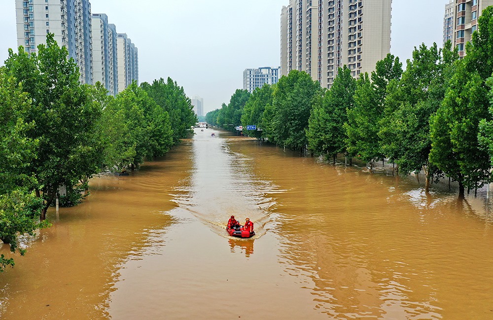 2023年8月2日，救援人員在河北省涿州市市區(qū)乘坐沖鋒舟前去轉(zhuǎn)移受災(zāi)群眾。