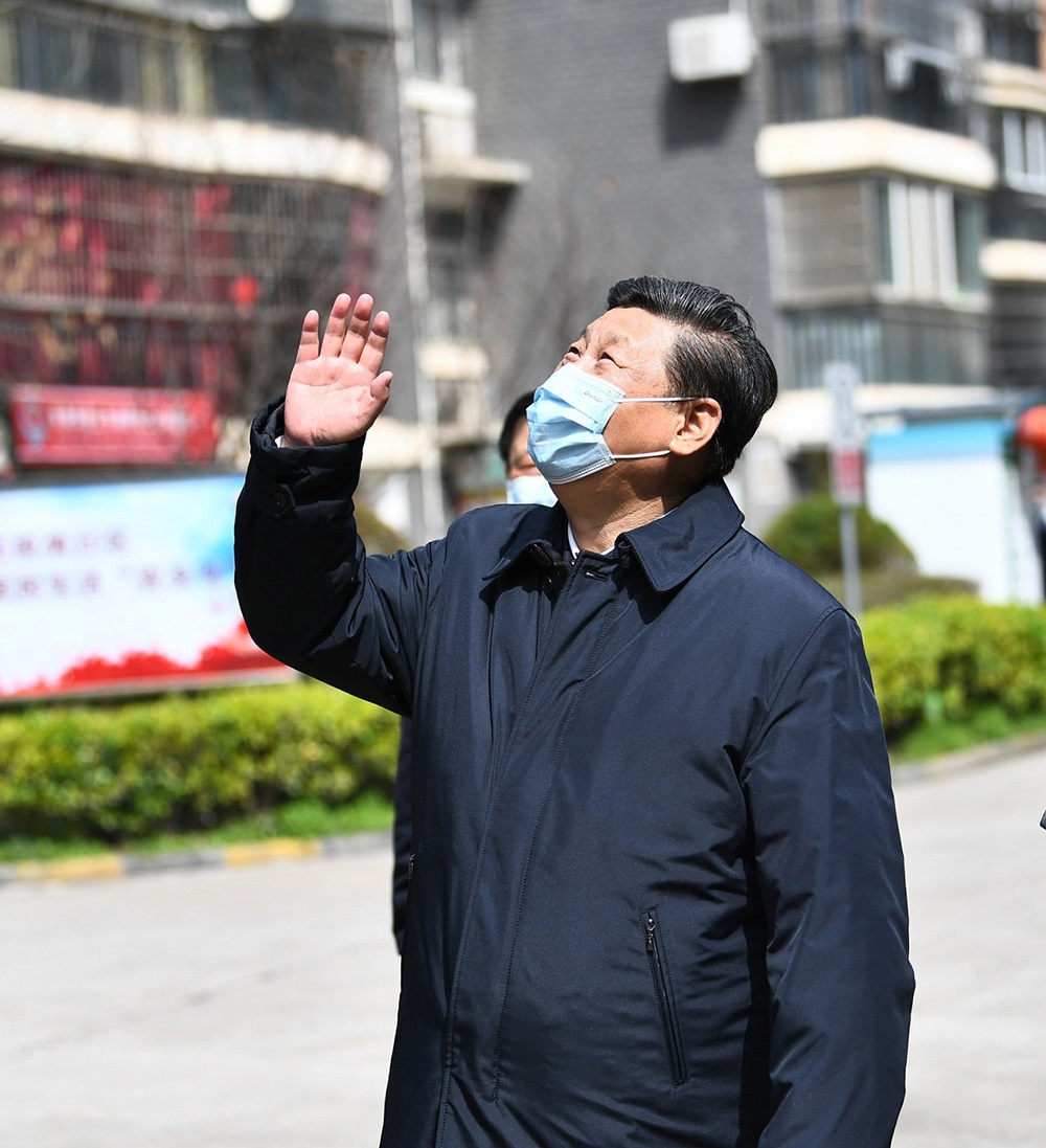 2020年3月10日，習(xí)近平總書記在湖北省武漢市東湖新城社區(qū)考察時(shí)，向在家隔離居住的居民揮手致意、表示慰問。