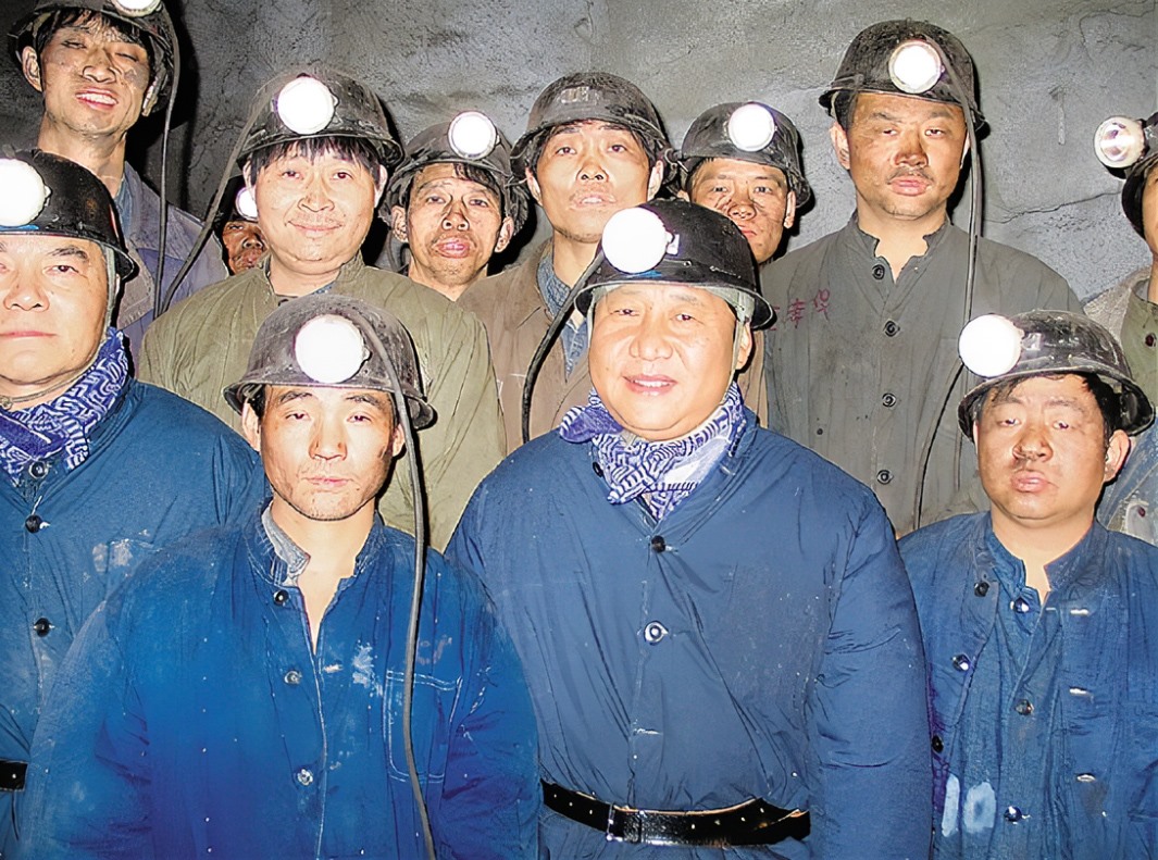2005年1月26日，習(xí)近平在浙江省湖州市長興縣長廣煤礦井下慰問煤礦工人。
