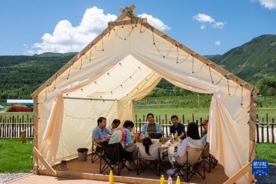 8月12日，游客在寧夏固原市涇源縣大灣鄉(xiāng)楊嶺村品嘗當(dāng)?shù)孛朗?。新華社記者 李旭倫 攝