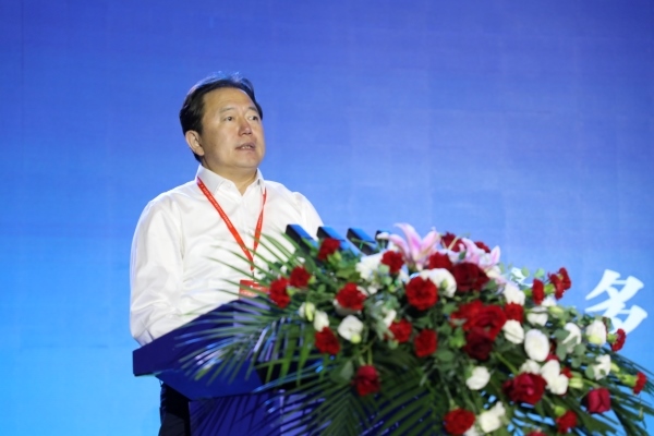 鄂爾多斯市委常委、伊金霍洛旗委書記華瑞鋒致辭。人民網(wǎng)記者 李乃妍攝
