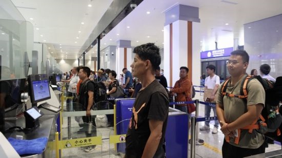 6月13日，乘坐中老鐵路國(guó)際旅客列車的旅客在磨憨邊檢大廳排隊(duì)候檢。李揚(yáng) 攝