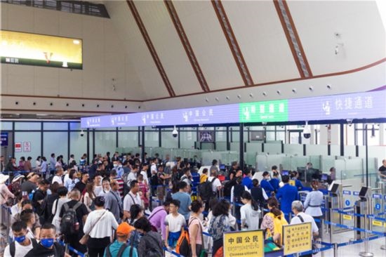 7月22日，乘坐中老鐵路國際旅客列車的旅客在磨憨邊檢大廳排隊候檢。衛(wèi)海林 攝