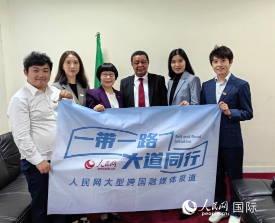 穆拉圖·特肖梅與人民網(wǎng)記者合影。
