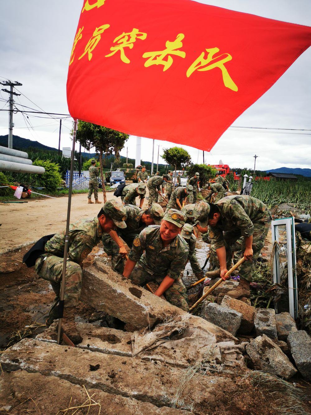 8月7日，陸軍第78集團軍某旅組織黨員突擊隊在吉林舒蘭市七里鄉(xiāng)清理路障。新華社發(fā)（劉洋 攝）
