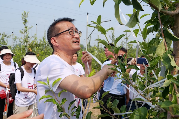 上財校長劉元春帶領(lǐng)河北保定“千村調(diào)查”分隊(duì)開展勞動實(shí)踐。校方供圖