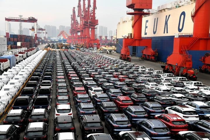 商品車在山東港口青島港大港公司八號(hào)碼頭等候裝船（2022年8月7日）。大型滾裝貨輪“晨聲輪”靠泊山東港口青島港大港公司八號(hào)碼頭，將各類逾1900輛商品車運(yùn)往非洲。新華社記者 李紫恒 攝