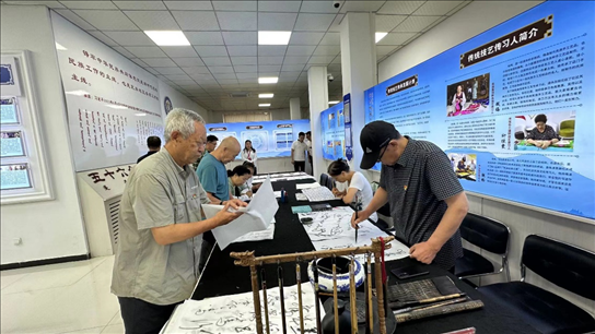 臨潢家園社區(qū)居民在書法練習(xí)室練習(xí)書法。人民網(wǎng)記者 金洪花攝