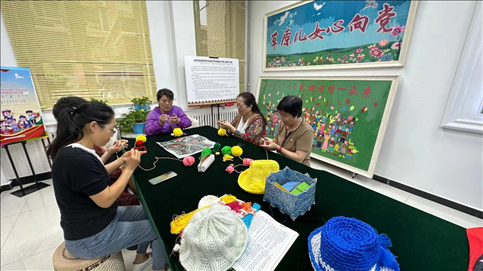臨潢家園社區(qū)居民在社區(qū)少數(shù)民族文體活動(dòng)中心進(jìn)行刺繡編織創(chuàng)作。人民網(wǎng)記者 金洪花攝