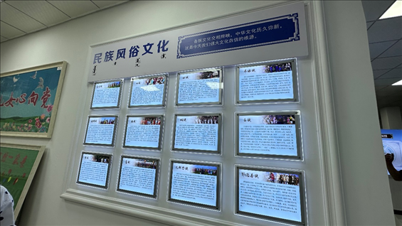 社區(qū)服務(wù)中心內(nèi)民族風(fēng)俗文化墻。人民網(wǎng)記者 金洪花攝