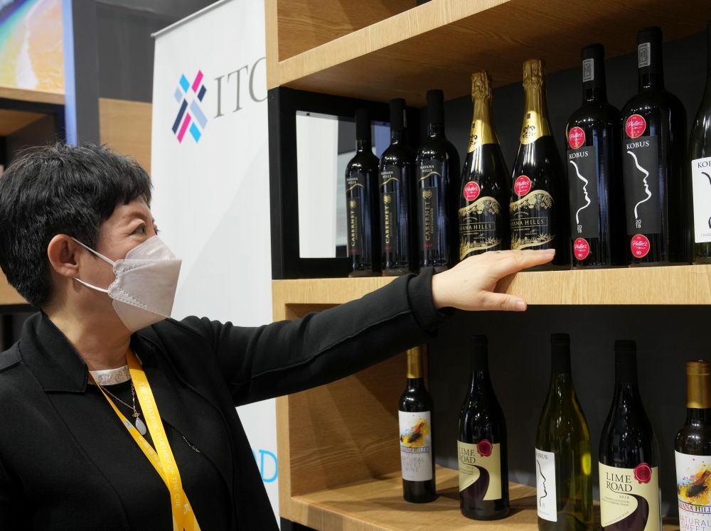 這是在中國上海舉行的第五屆進(jìn)博會(huì)上拍攝的來自南非的葡萄酒（2022年11月7日攝）。