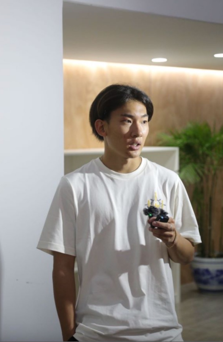 蘇翊鳴接受媒體采訪。