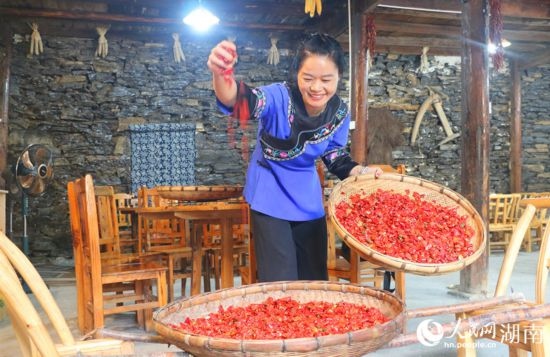 村民李霞返鄉(xiāng)從事餐飲業(yè)。 人民網(wǎng)記者 劉賓攝