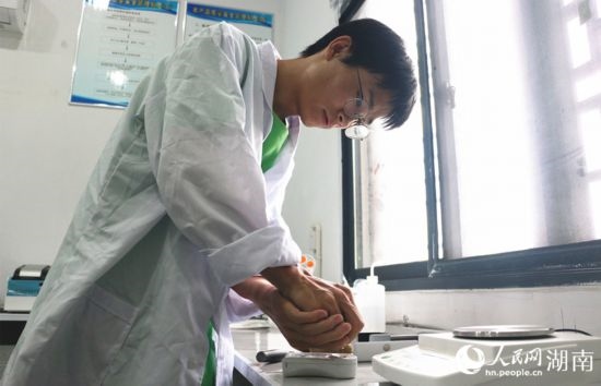 吳健筆在獼猴桃科技小院實驗室測量水果糖分。 人民網(wǎng)記者 劉賓攝