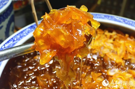 以柚子為原料做的蜂蜜柚子膏。 人民網(wǎng)記者 劉賓攝