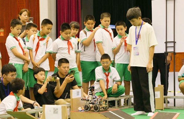 青少年學(xué)生現(xiàn)場觀看比賽。北京工商大學(xué)供圖