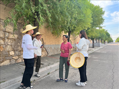 國土整治與生態(tài)修復實踐調(diào)研團師生與村民交流。校方供圖