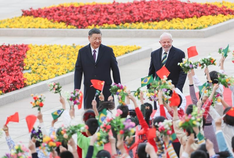 2023年4月14日，習(xí)近平主席在北京人民大會(huì)堂東門(mén)外廣場(chǎng)為來(lái)華進(jìn)行國(guó)事訪問(wèn)的巴西總統(tǒng)盧拉舉行歡迎儀式。