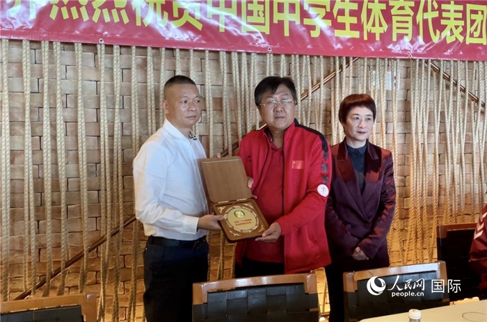 巴西中國和平統(tǒng)一促進(jìn)會會長王俊曉向中國中學(xué)生體育代表團(tuán)團(tuán)長劉立新贈送紀(jì)念品。人民網(wǎng)記者 宋亦然攝