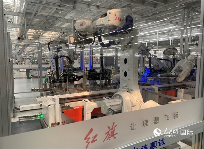 一汽—紅旗繁榮工廠內(nèi)的智能機(jī)器人。人民網(wǎng) 宋歌攝