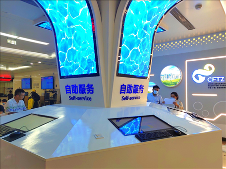 市民在中國（廣西）自由貿(mào)易區(qū)南寧片區(qū)綜合服務大廳辦理業(yè)務。人民網(wǎng) 付華周攝