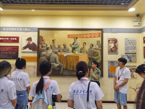 中外學(xué)生在延安參觀博物館。學(xué)校供圖
