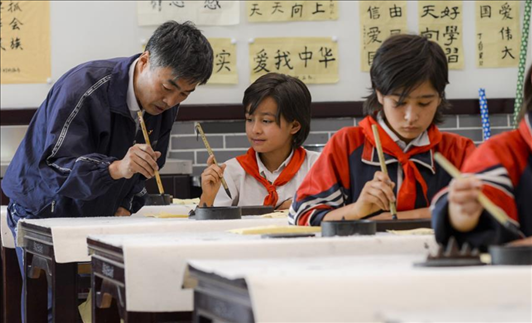 △新疆疏附縣托克扎克鎮(zhèn)中心小學(xué)書(shū)法教室內(nèi)，同學(xué)們正在學(xué)習(xí)寫(xiě)毛筆字。