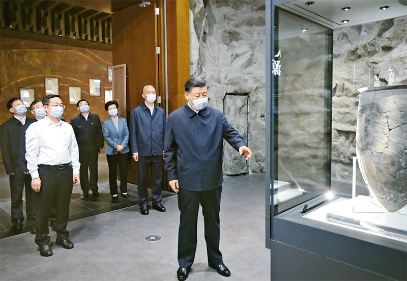 2023年6月2日，中共中央總書記、國家主席、中央軍委主席習(xí)近平在北京出席文化傳承發(fā)展座談會并發(fā)表重要講話。這是座談會前，習(xí)近平2日下午在中國歷史研究院考察。 新華社記者 鞠鵬/攝