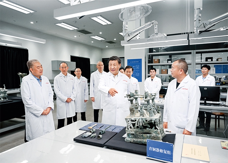 2023年7月25日至27日，中共中央總書記、國家主席、中央軍委主席習(xí)近平在四川考察。這是26日下午，習(xí)近平在位于德陽市廣漢市的三星堆博物館文物保護(hù)與修復(fù)館，同現(xiàn)場工作人員親切交流。 新華社記者 謝環(huán)馳/攝