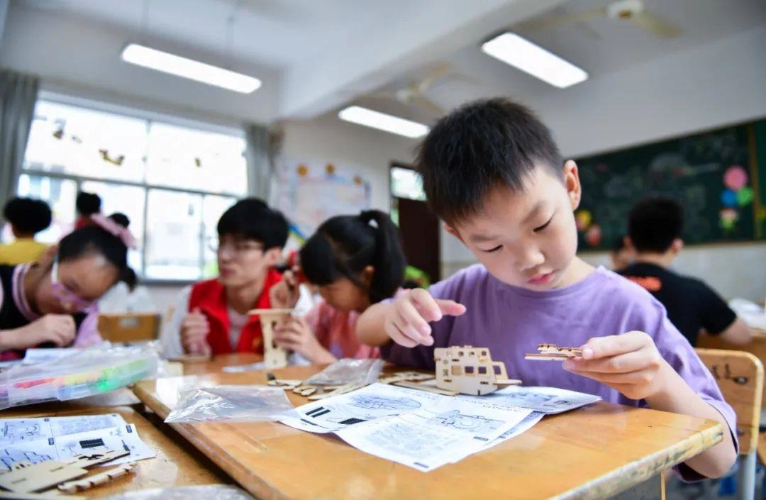 △今年7月，在浙江余姚市舜北小學(xué)暑托班內(nèi)，孩子們制作太陽(yáng)能科學(xué)實(shí)驗(yàn)裝置。
