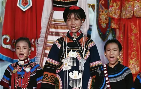 △今年7月，在成都大運(yùn)會(huì)開(kāi)幕式上，從大山深處走來(lái)的孩子們，自信地站在舞臺(tái)中央，以歌聲表達(dá)對(duì)未來(lái)的憧憬。