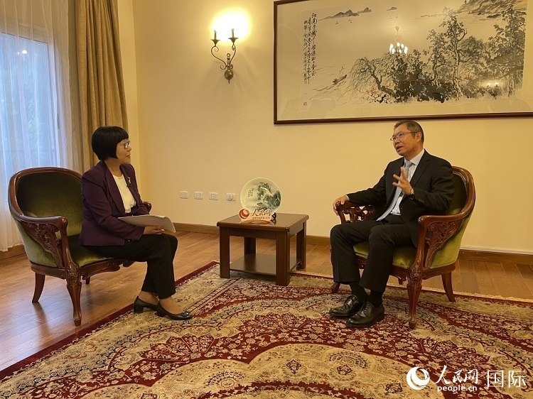 胡長春大使（圖右）接受人民網(wǎng)記者唐維紅采訪。人民網(wǎng)記者 趙艷紅攝