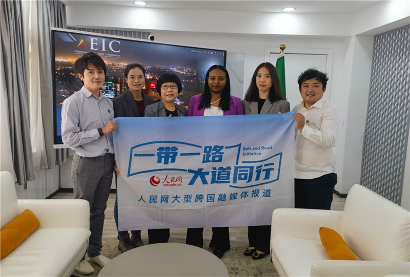 埃塞俄比亞投資委主任萊利斯（右三）、萬巧云（左二）與人民網(wǎng)記者合影。