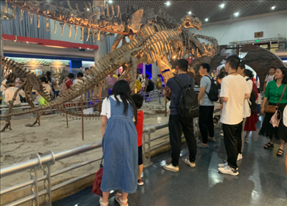 游客參觀國(guó)家自然博物館。人民網(wǎng)記者 劉穎穎攝